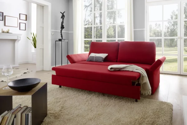 Wolkenweich Schlafsofa Cala Wolkenweich Schlafsofa Cala, rotes Sofa mit halb ausgezogenem Element
