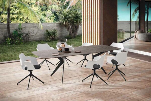 Zumsteg Tisch Lana Zumsteg Tisch Lana, Essgruppe mit weißen Stühlen