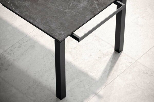 Zumsteg Tisch Spezia Zumsteg Tisch SpeziaDetailansicht dunkle Tischplatte